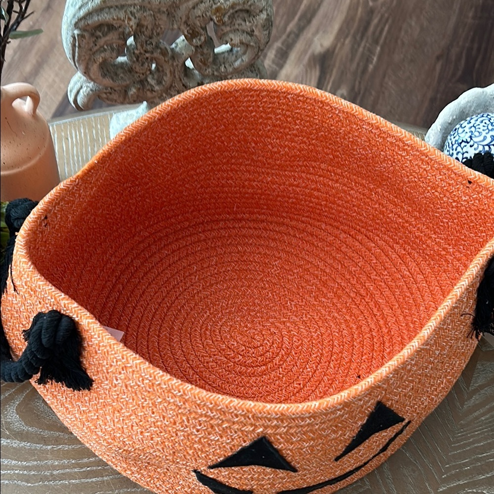 NEW! Classic Halloween Woven Pumpkin Jack-O-Lantern Basket with handles - Picture 3 of 9